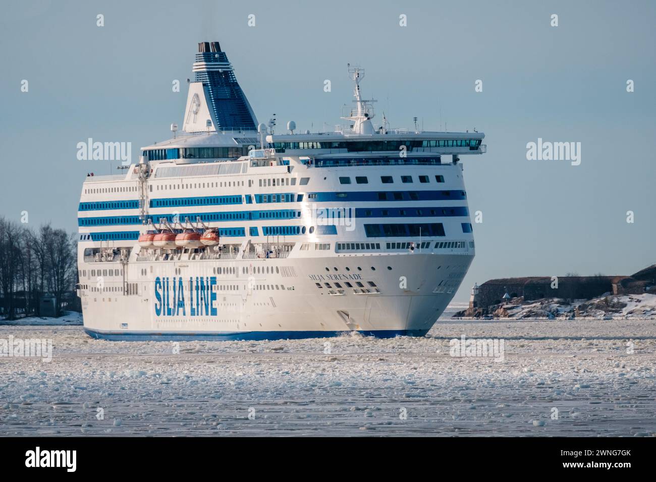 Helsinki / Finlandia - 19 FEBBRAIO 2024: Traghetto per auto passeggeri MV Silja Serenade, operato da Silja Line, che passa lo stretto di Kustaanmiekka in chiaro vittoria Foto Stock