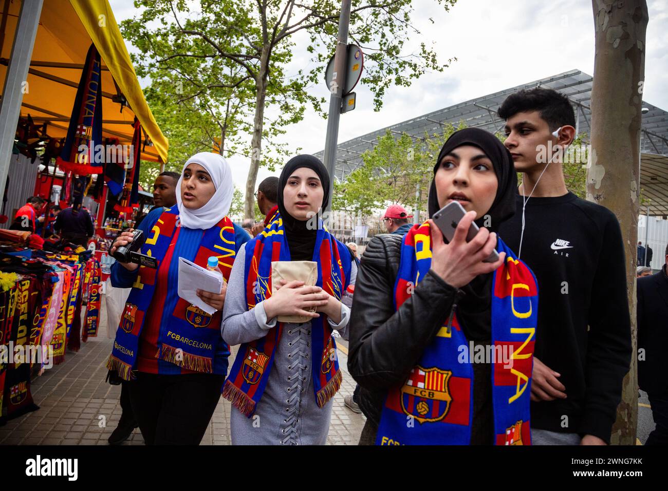 TIFOSI, MERCHANDISING, BARCELONA FC, 2019: I tifosi del Barcellona in hijab e sciarpe barca al Camp Nou si radunano attorno alle bancarelle di merchandising prima di una facile vittoria su un serio rivale della Liga. Barcelona FC contro Sevilla FC a Camp Nou, Barcellona il 5 aprile 2017. Foto: Rob Watkins. Barca ha vinto la partita 3-0 con tre gol nei primi 33 minuti. Il gioco è stato giocato in un diluvio di pioggia durante una tempesta massiccia. Foto Stock TIFOSI, MERCHANDISING, BARCELONA FC, 2019: I tifosi del Barcellona in hijab e sciarpe barca al Camp Nou si radunano attorno alle bancarelle di merchandising prima di una facile vittoria su un serio rivale della Liga. Barcelona FC contro Sevilla FC a Camp Nou, Barcellona il 5 aprile 2017. Foto: Rob Watkins. Barca ha vinto la partita 3-0 con tre gol nei primi 33 minuti. Il gioco è stato giocato in un diluvio di pioggia durante una tempesta massiccia. Foto Stock