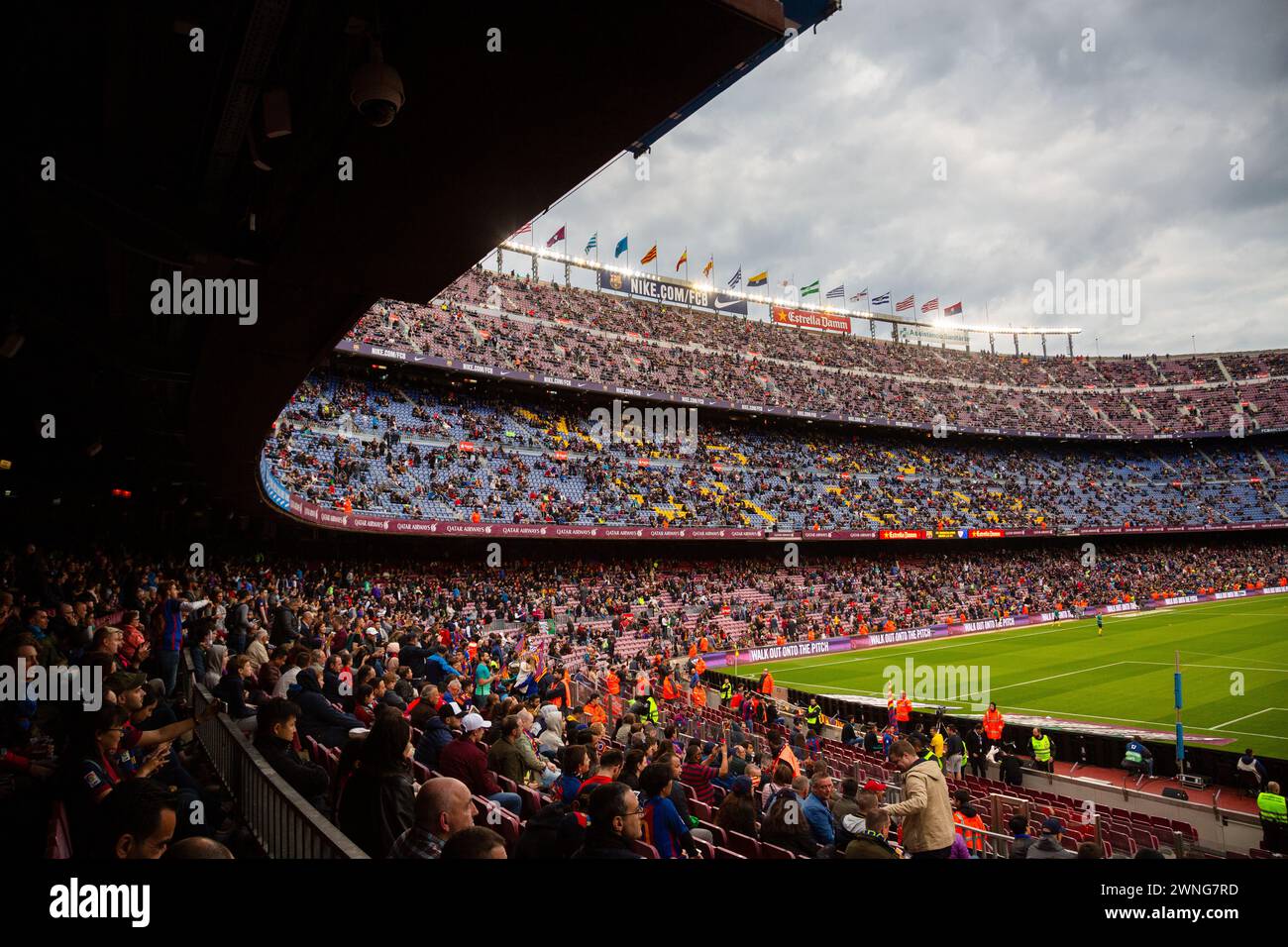 TIFOSI, IMMERGERSI NELL'ATMOSFERA, BARCELONA FC, 2019: I tifosi del Barcellona al Camp Nou si immergono nell'atmosfera dello stadio prima di vincere facilmente un serio rivale della Liga. Barcelona FC contro Sevilla FC a Camp Nou, Barcellona il 5 aprile 2017. Foto: Rob Watkins. Barca ha vinto la partita 3-0 con tre gol nei primi 33 minuti. Il gioco è stato giocato in un diluvio di pioggia durante una tempesta massiccia. Foto Stock