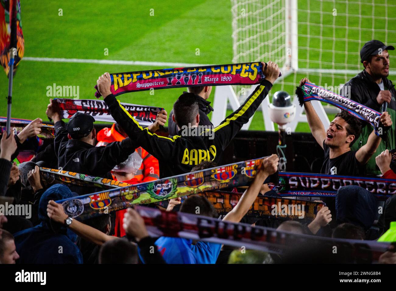 CON LE SCIARPE, I TIFOSI HARDCORE CULERS, BARCELONA FC, 2019: Gli appassionati appassionati appassionati di Culers di Barcellona al Camp Nou celebrano una facile vittoria su un rivale del titolo. Barcelona FC contro Sevilla FC a Camp Nou, Barcellona il 5 aprile 2017. Foto: Rob Watkins. Barca ha vinto la partita 3-0 con tre gol nei primi 33 minuti. Il gioco è stato giocato in un diluvio di pioggia durante una tempesta massiccia. Foto Stock