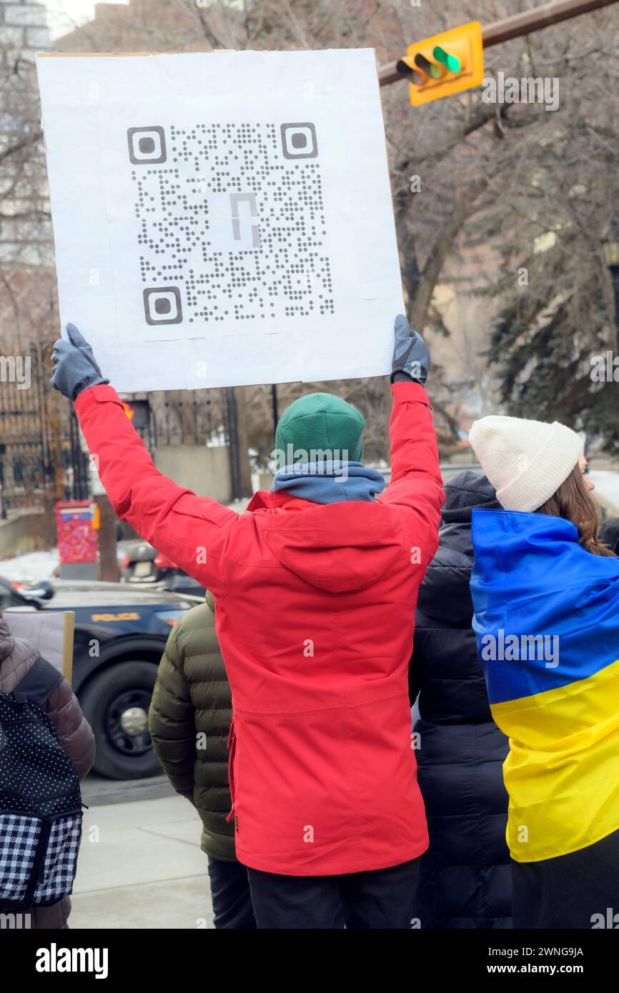 Ucraini con un cartello QR code nella piazza municipale di Calgary, segnano due anni dall'inizio della guerra. 24 febbraio 2024, Alberta, Canada. Foto Stock