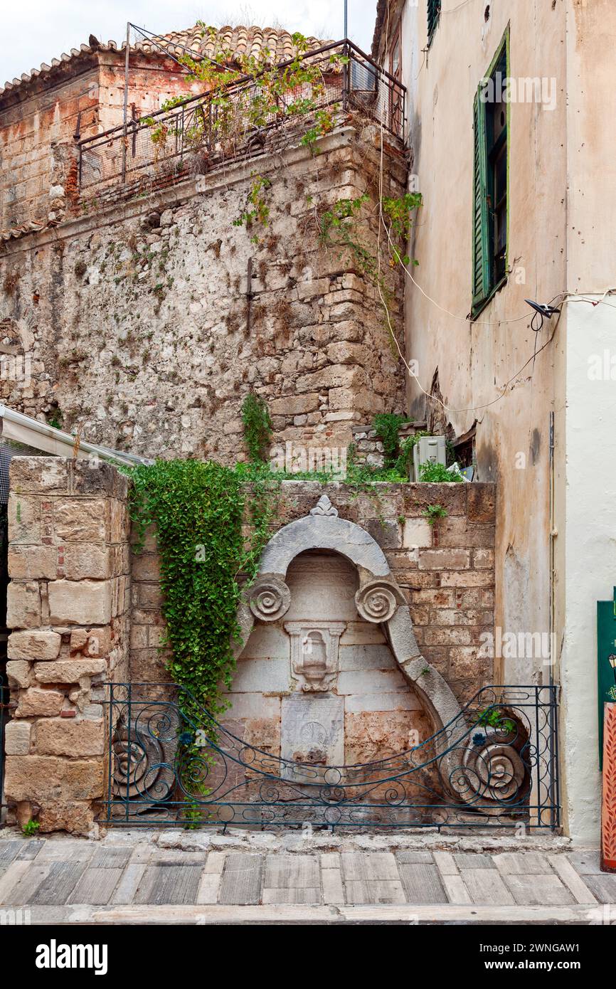 Antica fontana ottomana della fine del XVIII secolo, con scritti religiosi in alfabeto ottomano, nella città vecchia di Nauplia, nella regione del Peloponneso, in Grecia. Foto Stock