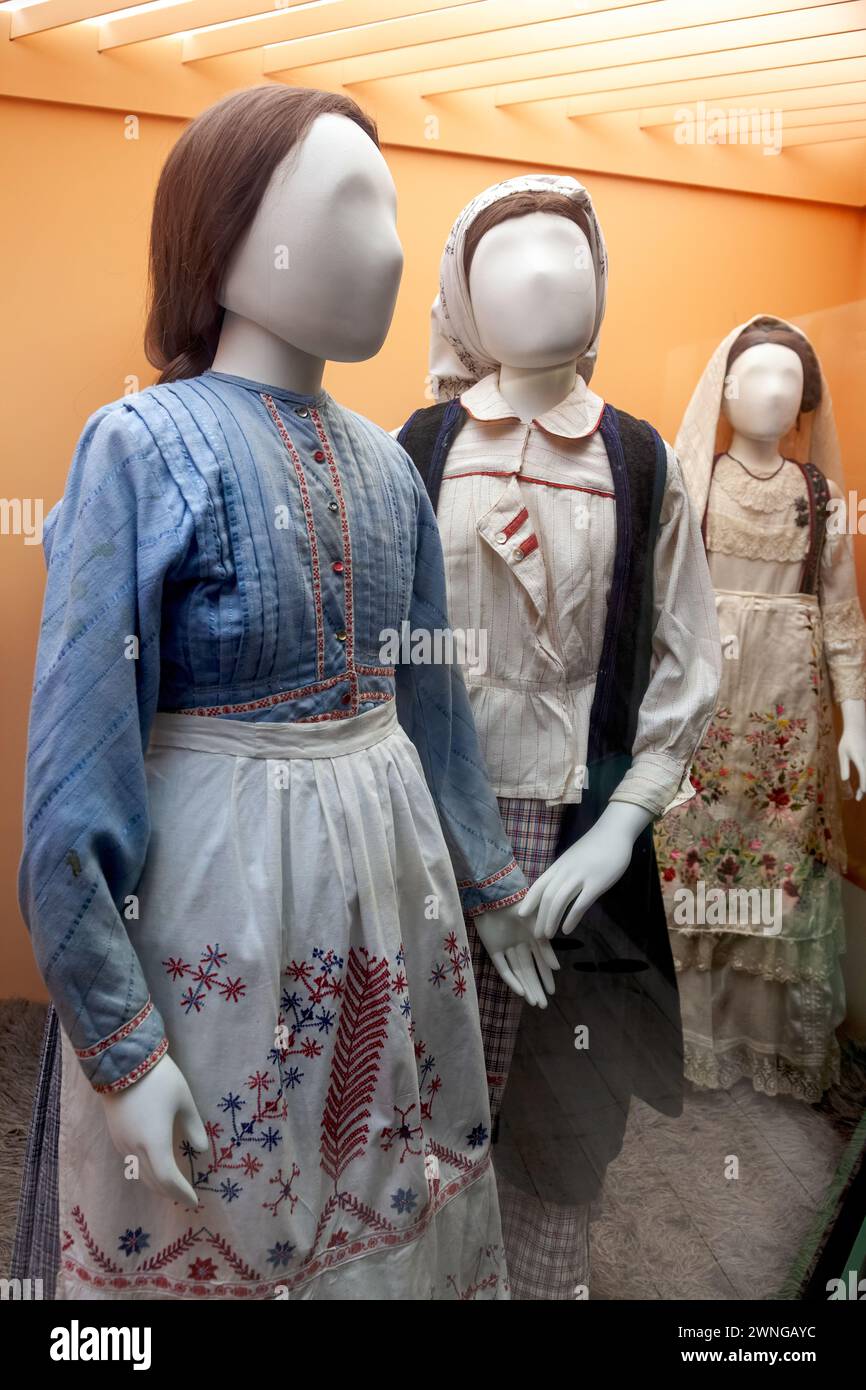 Costume tradizionale greco del Pelopponese, Grecia, come esposto nel Museo del Folklore nella città di Nauplia, Grecia, Europa. Foto Stock