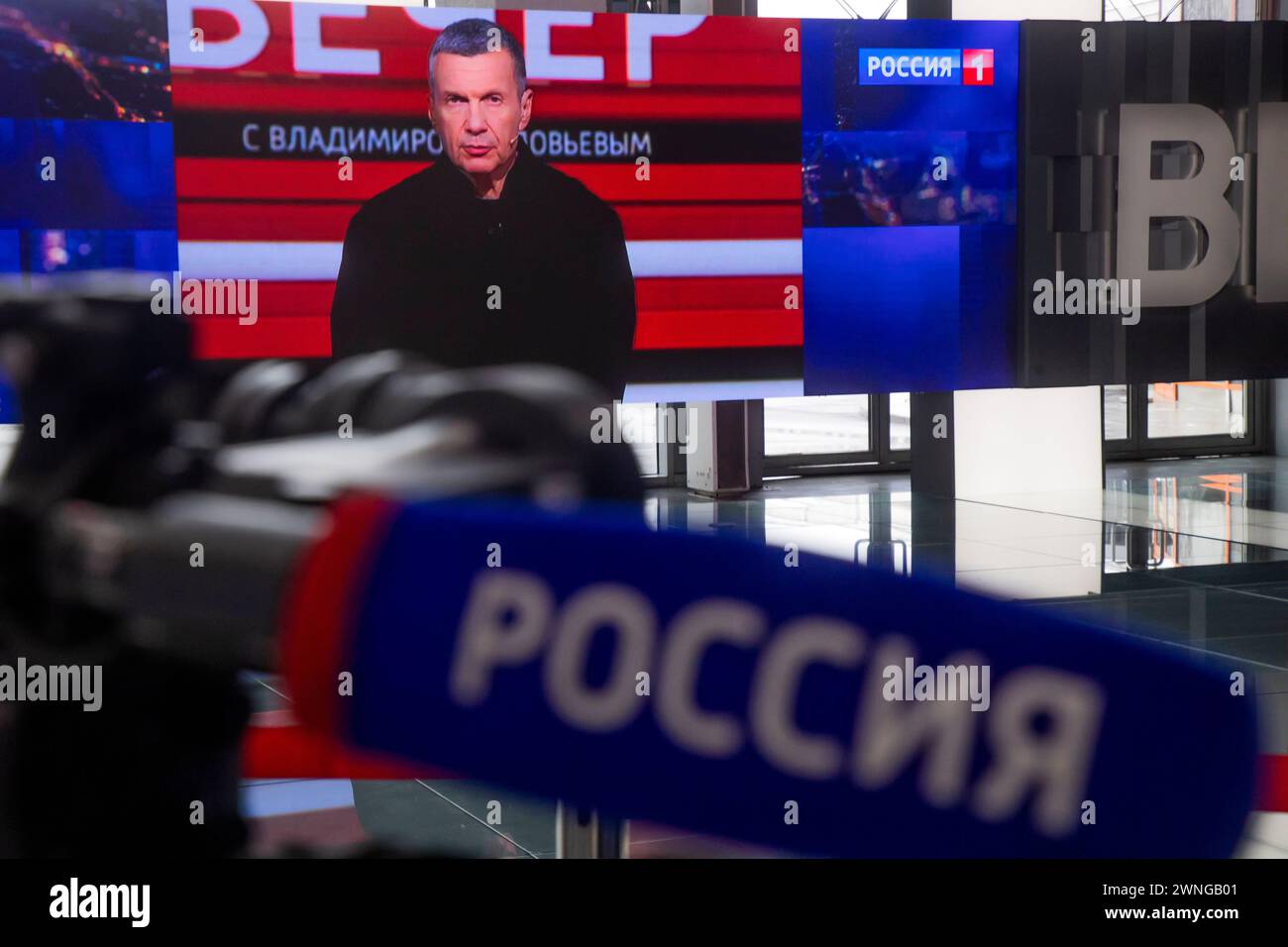 Mosca, Russia. 23 febbraio 2023. Uno studio del programma informativo di notizie televisive vesti of Russia canale televisivo con trasmissione "Evening with Vladimir Solovyov" programma politico al National Expo 'Russia' sul territorio del complesso espositivo VDNKh a Mosca, Russia Foto Stock
