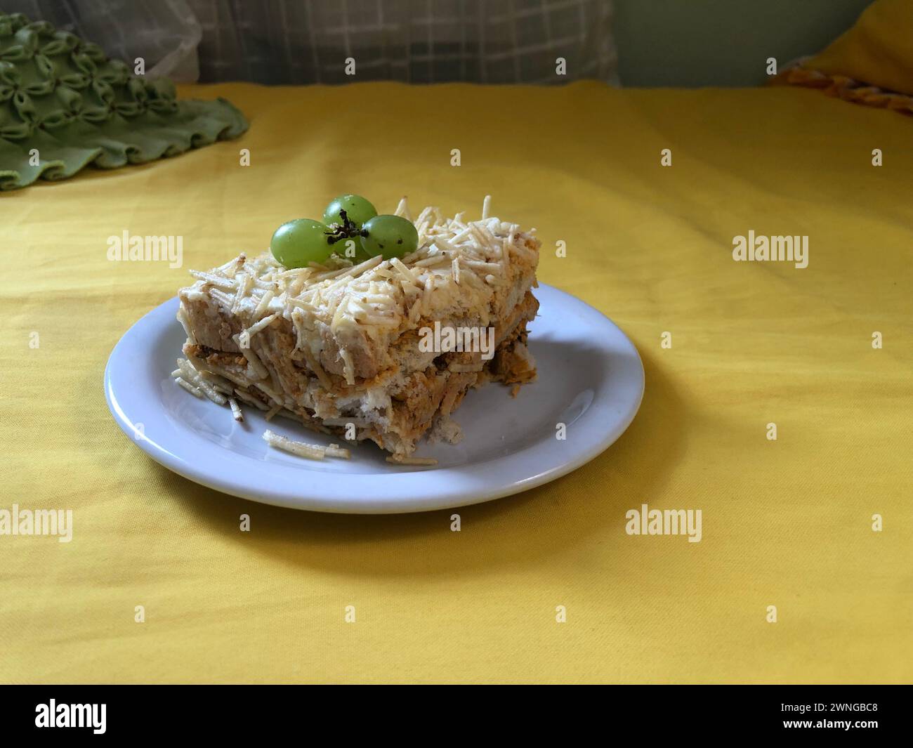 Deliziosa torta di pollo freddo condita con purè di patate e uva su un rustico tavolo di legno Foto Stock