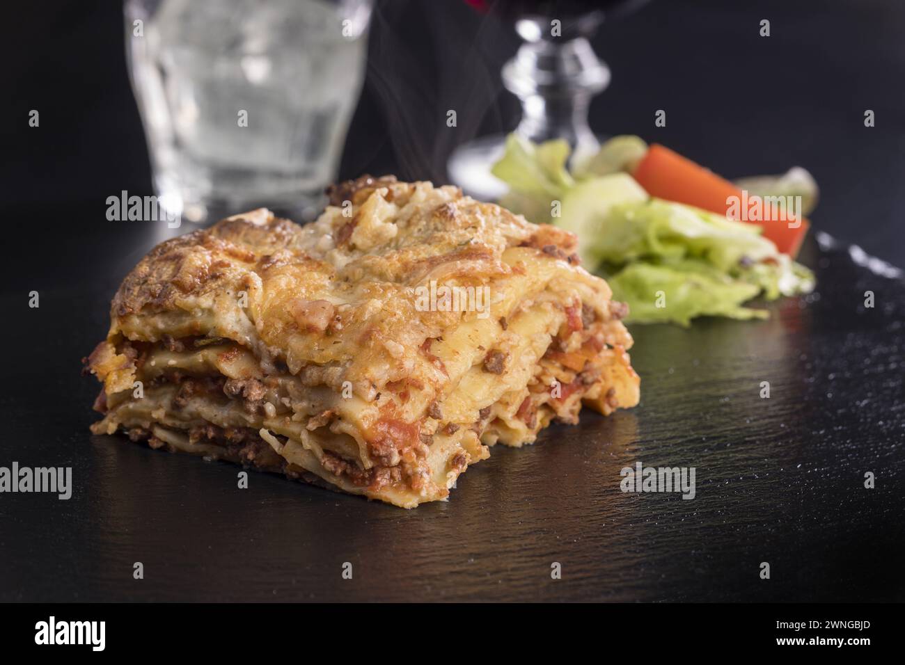Lasagne fresche su Black Slate Foto Stock