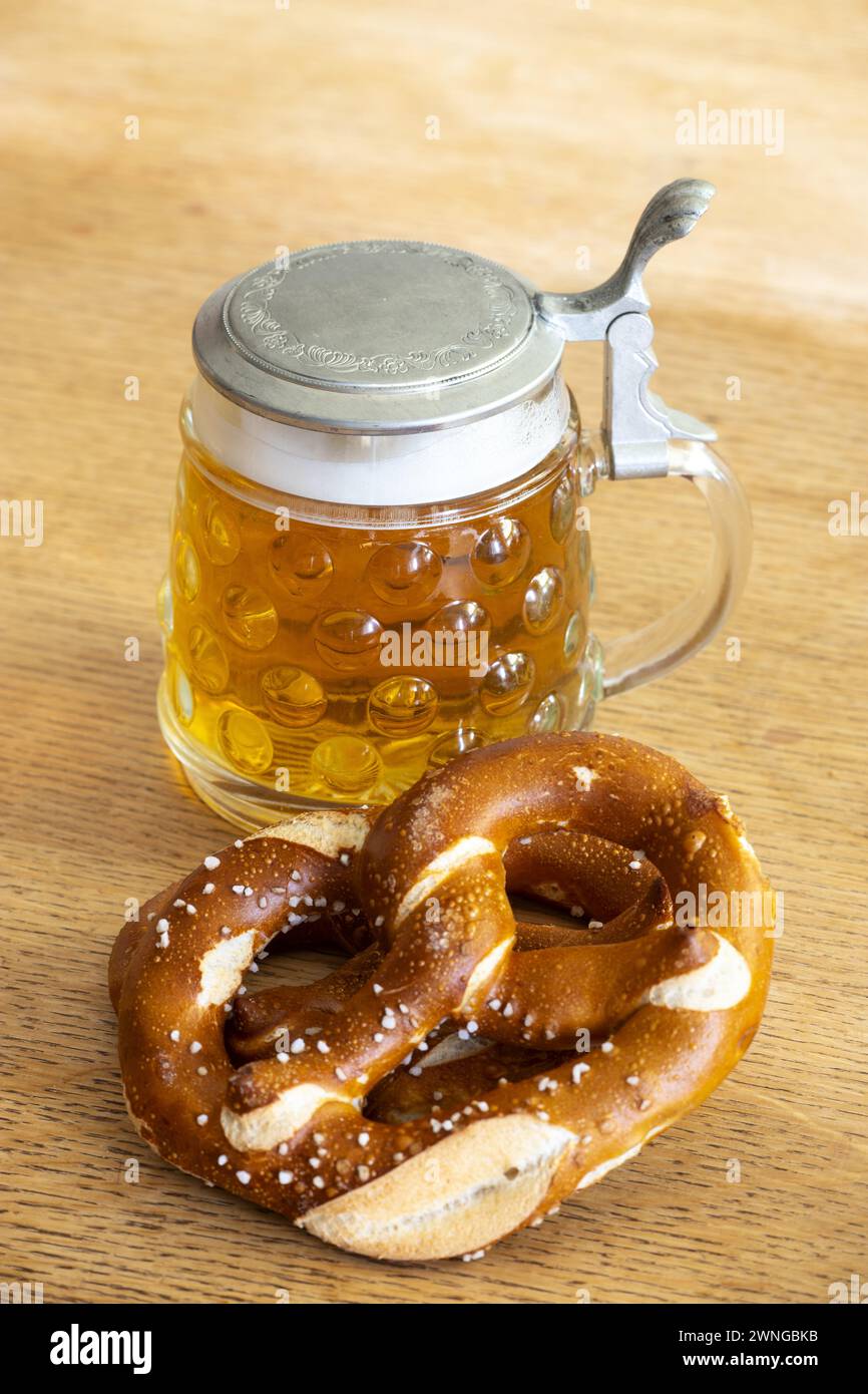 Salsicce di vitello bavaresi su legno Foto Stock