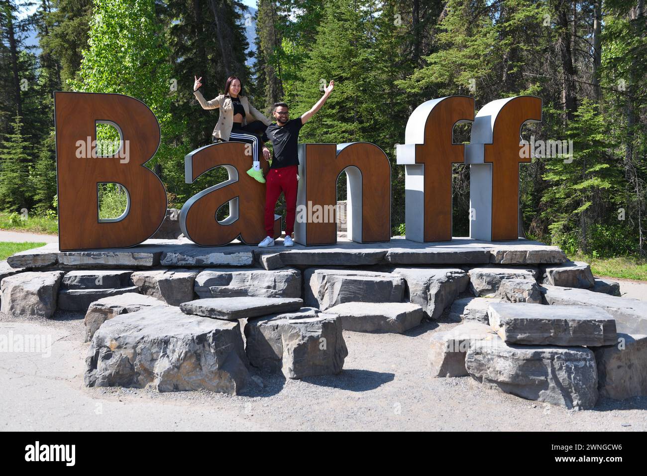 Il grande cartello "Banff", sul bordo della città nelle Montagne Rocciose di Alberta, Canada, è una calamita per i visitatori che scattano foto. Foto Stock