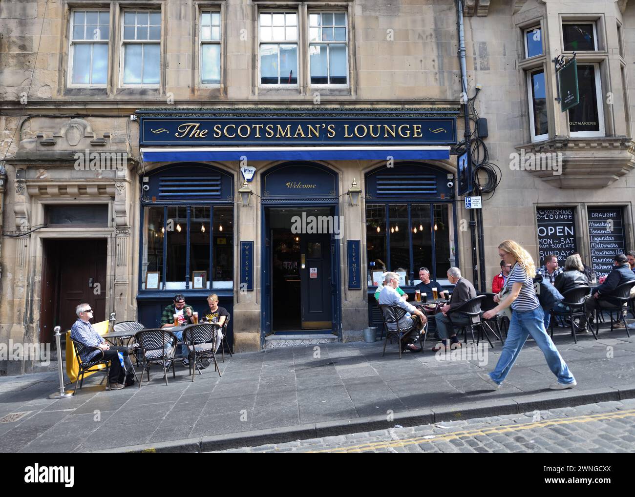 Lo Scotsman's Lounge è un tradizionale pub scozzese a Cockburn St, Edimburgo, Scozia. Foto Stock