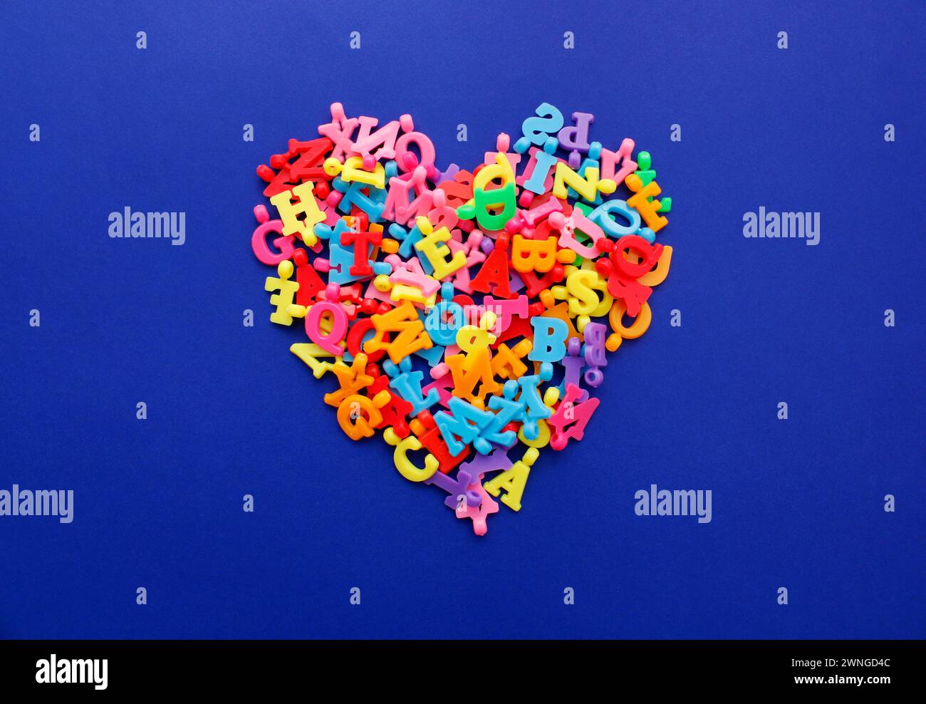 Cuore formato con perline colorate a forma di lettera Foto Stock