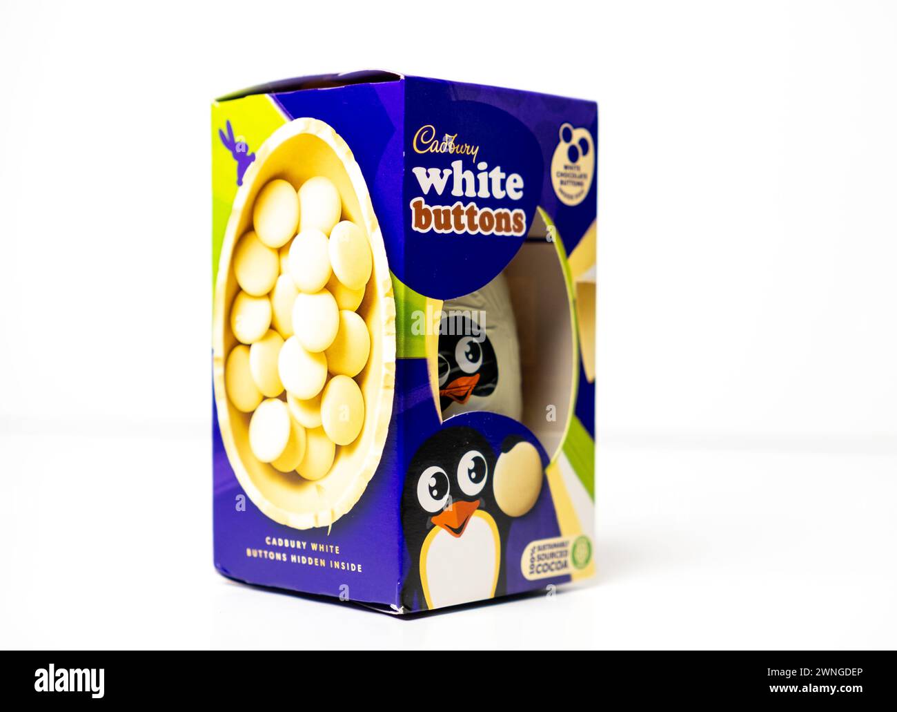 Norwich, Norfolk, Regno Unito – 02 marzo 2024. Primo piano di un uovo di pasqua Cadbury White Buttons isolato su un fondo bianco Foto Stock