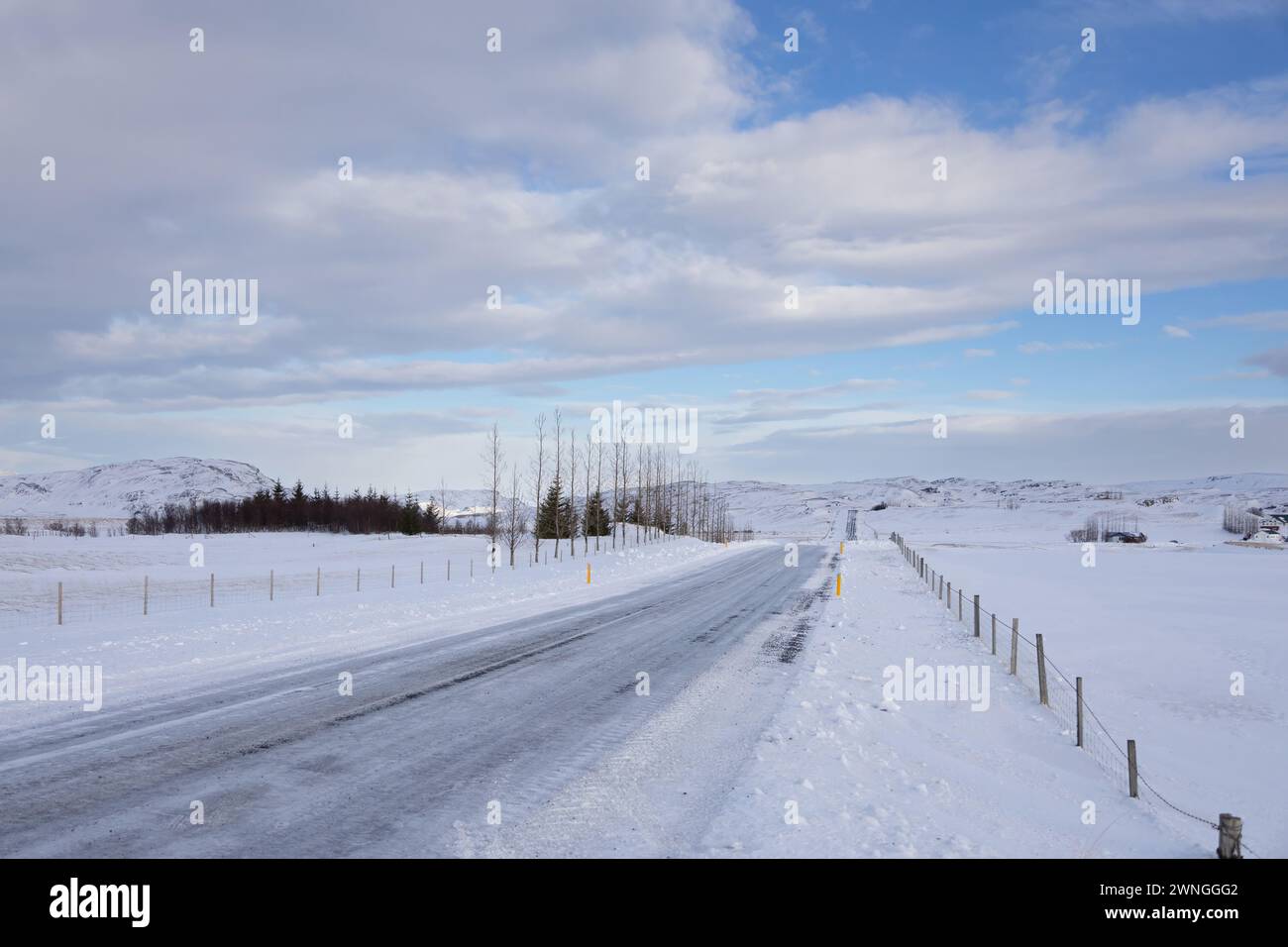 strada ghiacciata in un inverno islandese Foto Stock