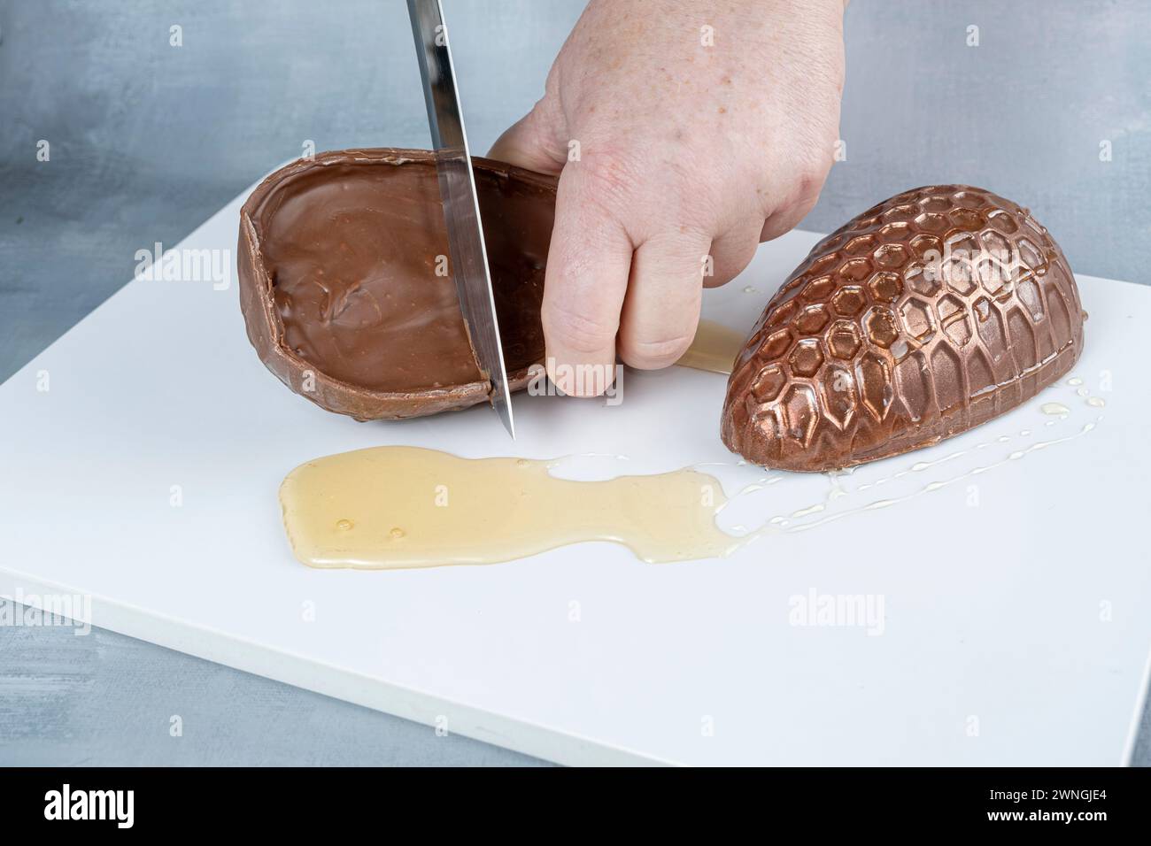 Uovo di Pasqua al cioccolato al latte ripieno di torta al miele brasiliana 8. Foto Stock