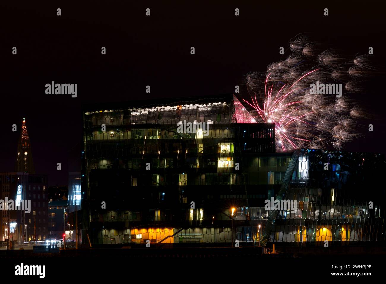 Fuochi d'artificio a Reykjavik la vigilia di Capodanno Foto Stock