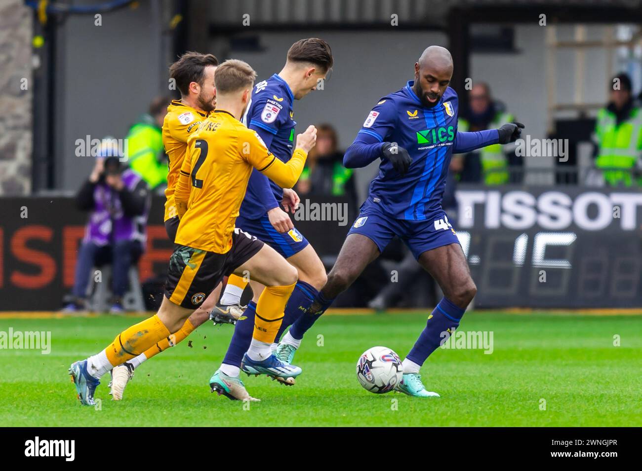 Newport, Regno Unito. 2 marzo 2024. Hiram Boateng di Mansfield Town (r) in azione durante la partita della EFL Football League Two, Newport County contro Mansfield Town alla Rodney Parade a Newport, Galles, sabato 2 marzo 2024. Questa immagine può essere utilizzata solo per scopi editoriali. Solo per uso editoriale, foto di Credit: Andrew Orchard Sports Photography/Alamy Live News Foto Stock