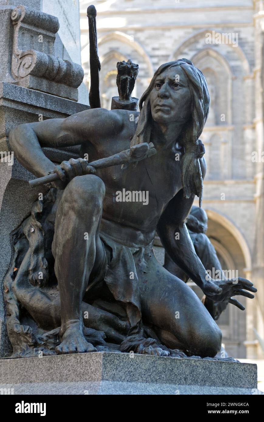Una scultura di un guerriero irochese dello scultore Louis-Philippe Hébert alla base del monumento Maisonneuve nella vecchia Place d'Armes di Montreal. Foto Stock