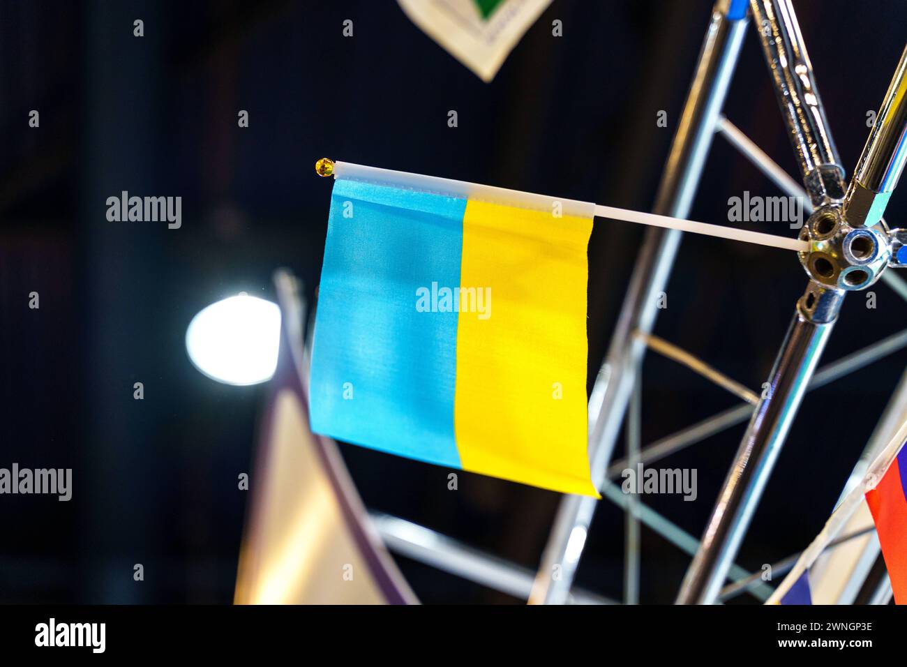 Augusta, Baviera, Germania - 2 febbraio 2024: Bandiera Ucraina presso uno stand fieristico AFA ad Augusta *** Ukraine Fahne an einem Messestand der AFA ad Augusta Foto Stock