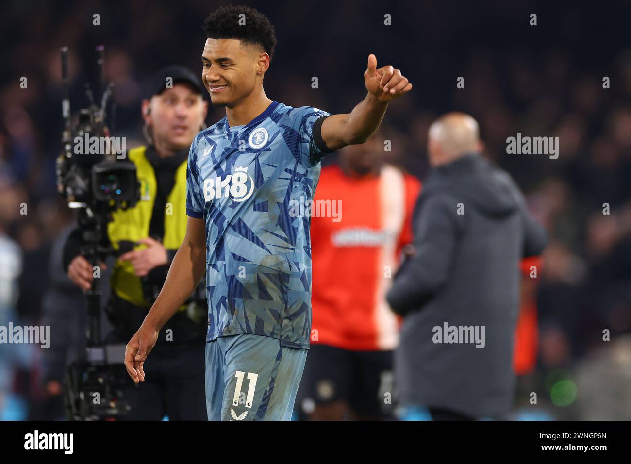 Kenilworth Road, Luton, Bedfordshire, Regno Unito. 2 marzo 2024. Premier League Football, Luton Town contro Aston Villa; Ollie Watkins dell'Aston Villa celebra la vittoria del 2-3 dando il pollice in più credito: Action Plus Sports/Alamy Live News Foto Stock