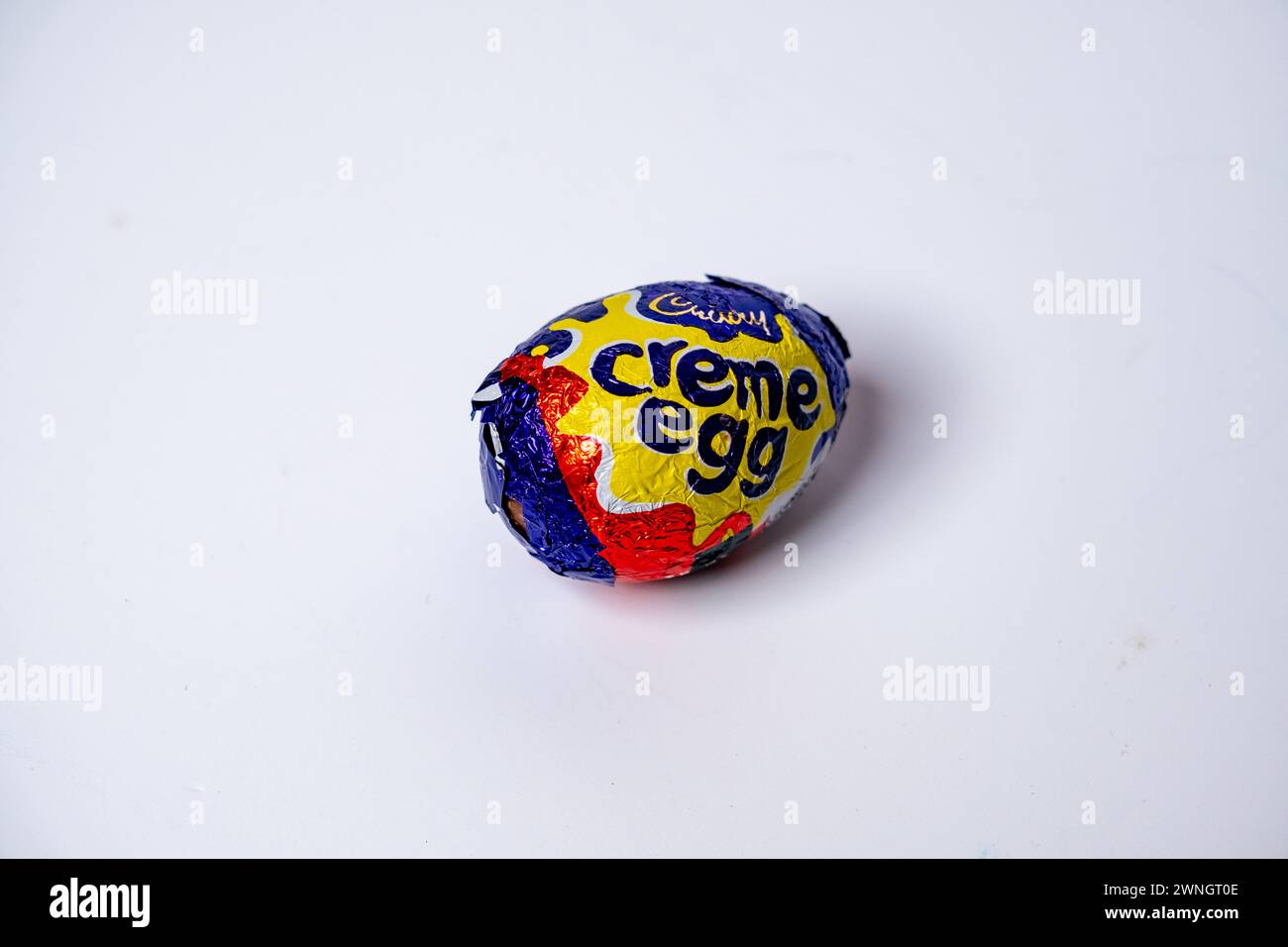 Norwich, Norfolk, Regno Unito – 02 marzo 2024. Un uovo Cadbury Creme isolato su un semplice sfondo bianco Foto Stock