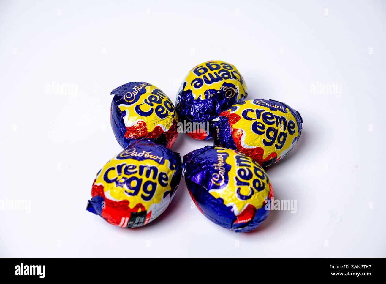 Norwich, Norfolk, Regno Unito – 02 marzo 2024. Un gruppo di 5 uova Cadbury Creme isolate su un fondo bianco Foto Stock