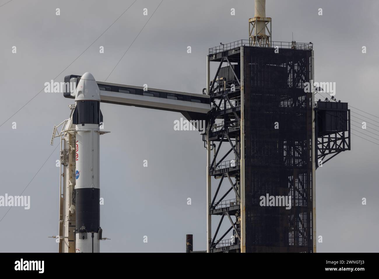 Kennedy Space Center, Stati Uniti. 2 marzo 2024. Il tempo è solo al 40% Vai al lancio questa sera: L'equipaggio della NASA di SpaceX 8 si allea con Dragon Capsula Endeavour e un nuovo booster Falcon 9 B-1083-1 aspetta notizie da questo briefing meteorologico pomeridiano.in movimento per il lancio o lo scrub. Il 2 marzo 2024 al Kennedy Space Center nella contea di Brevard, Florida, Stati Uniti. (Foto di Scott Schilke/Sipa USA) credito: SIPA USA/Alamy Live News Foto Stock