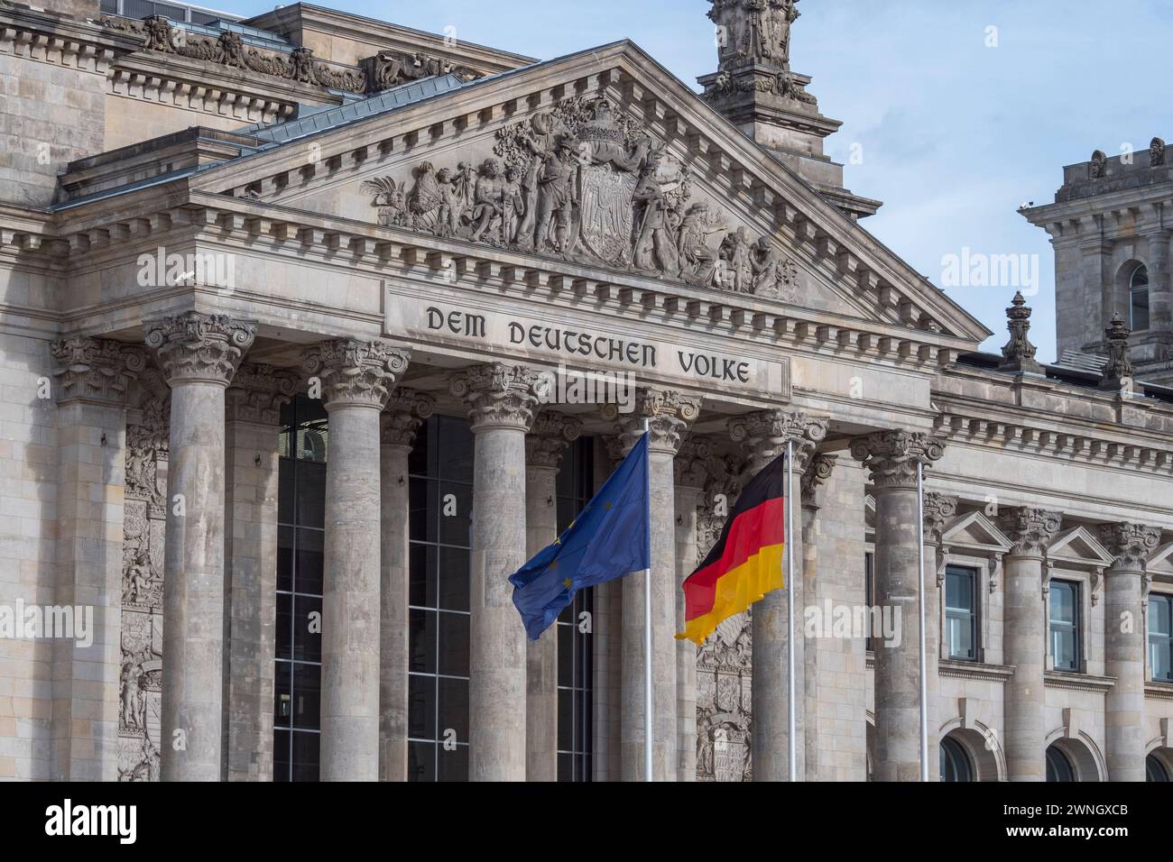 Bandiere dell'Unione europea e della Germania che battono davanti al DEM Deutschen Volke sul Reichstag di Berlino, Germania. Foto Stock