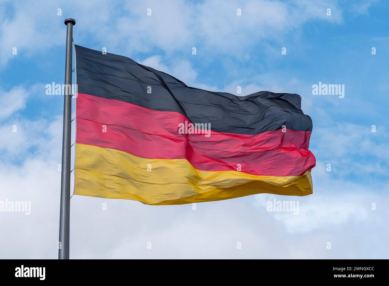La bandiera tedesca che sventola davanti al DEM Deutschen Volke sul Reichstag di Berlino, Germania. Foto Stock