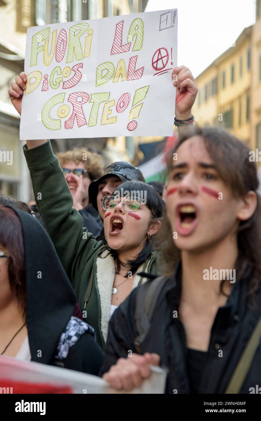2 marzo 2024, Pisa, Italia: Una ragazza grida e regge un cartello con la scritta "DIGOS fuori dalla marcia!" (DIGOS è l'acronimo della DIVISIONE indagini generali e operazioni speciali della polizia italiana) durante la manifestazione organizzata dal coordinamento degli studenti delle scuole medie per chiedere un cessate il fuoco in Palestina e protestare contro le accuse di polizia contro gli studenti minorenni lo scorso 23 febbraio a Pisa. Migliaia di partecipanti hanno partecipato alla manifestazione promossa a Pisa dal coordinamento degli studenti delle scuole medie dopo gli attentati della polizia contro la marcia studentesca del 23 febbraio Foto Stock