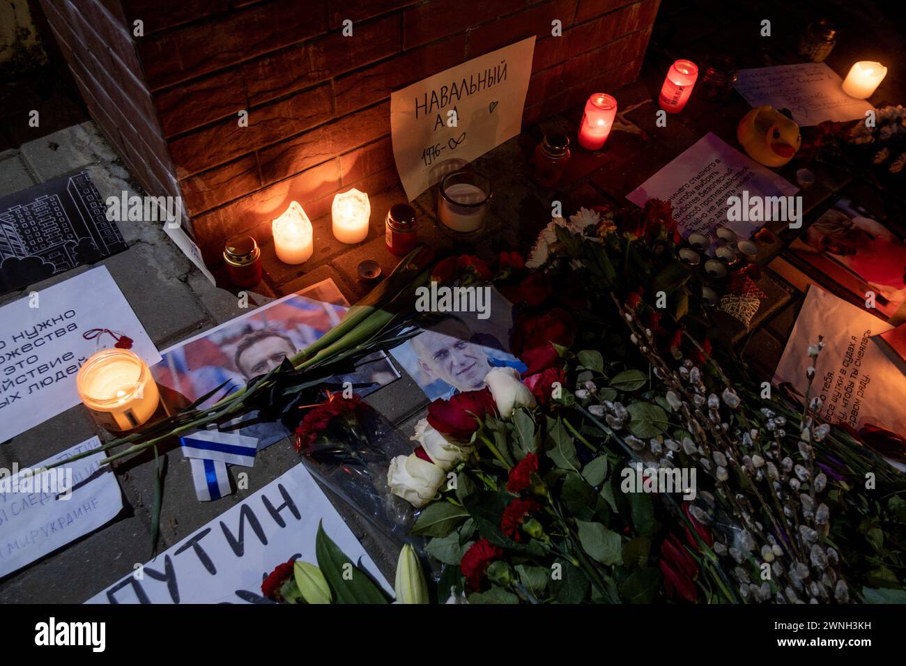 Michael Bunel/le Pictorium - morte di Alexey Navalny - 02/03/2024 - Moldavia/chi?inau - omaggio ad Alexey Navalny di fronte all'ambasciata russa a Chisinau. Candele, fiori e parole sono collocati a terra di fronte all'ambasciata. 2 marzo 2024. Chisinau, Moldavia. Crediti: LE PICTORIUM/Alamy Live News Foto Stock
