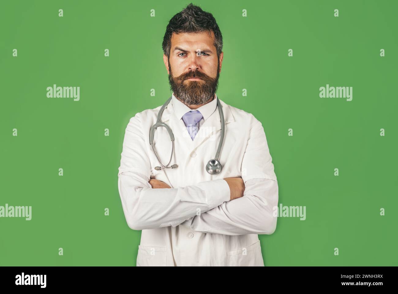 Concetto di clinica, trattamento, medicina e assistenza sanitaria. Medico maschio serio in cappotto medico bianco con stetoscopio in ospedale. Servizio di ambulanza. Barbuti Foto Stock