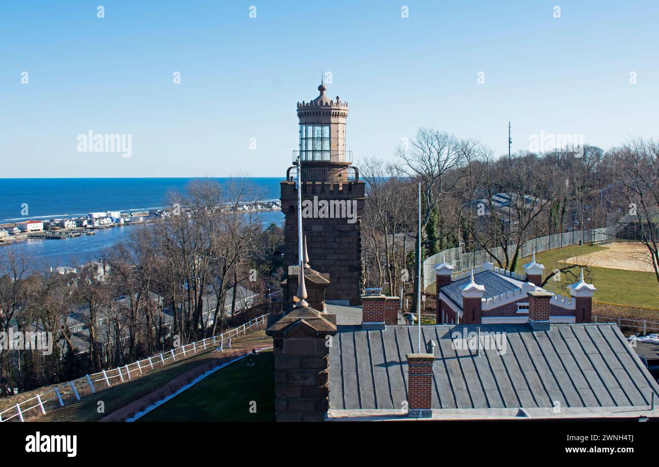 La torre sud degli storici fari gemelli Navesink a Highlands, New Jersey, USA, si affaccia su un cielo limpido e soleggiato e sulle acque blu dell'oceano Atlantico Foto Stock