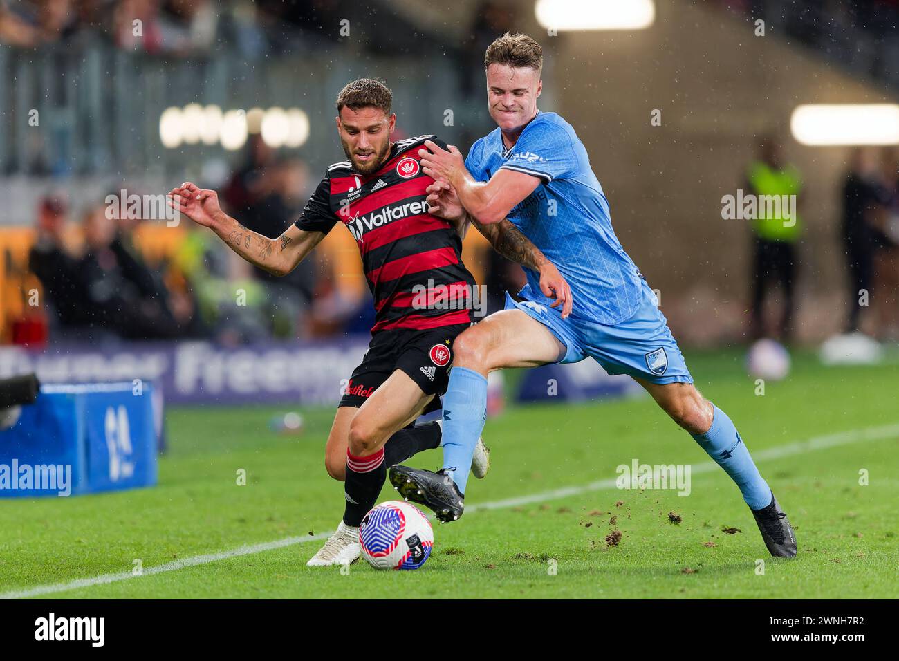 Sydney, Australia. 2 marzo 2024. Jake Girdwood-Reich del Sydney FC compete per il ballo con Dylan Pierias dei Wanderers durante l'A-League Men Rd19 match tra i Wanderers e il Sydney FC al CommBank Stadium il 2 marzo 2024 a Sydney, Australia Credit: IOIO IMAGES/Alamy Live News Foto Stock