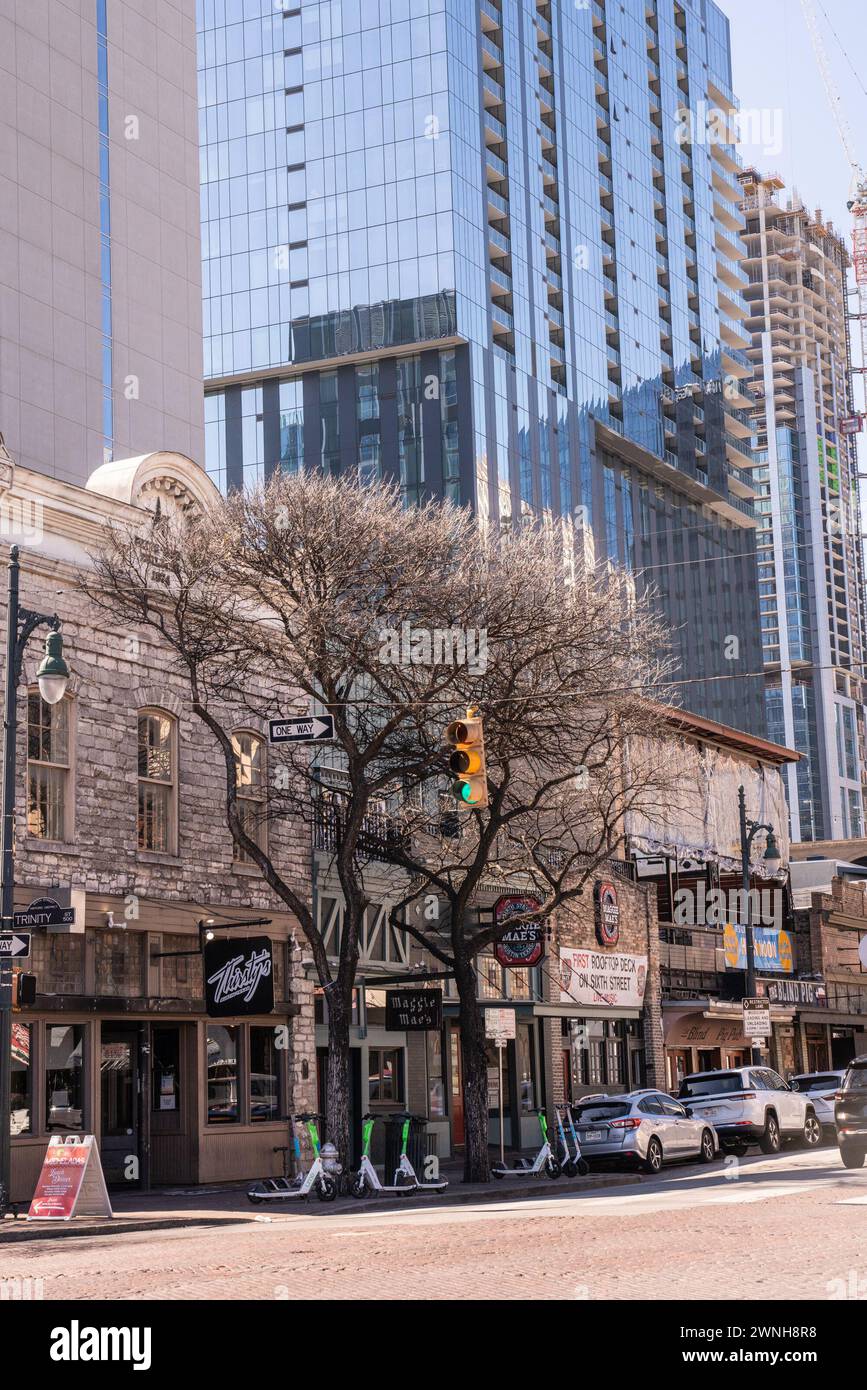 Austin, Texas - 22 febbraio 2024: Vista sulla storica Sixth Street, famosa per i suoi numerosi bar di musica dal vivo nel centro di Austin, Texas Foto Stock