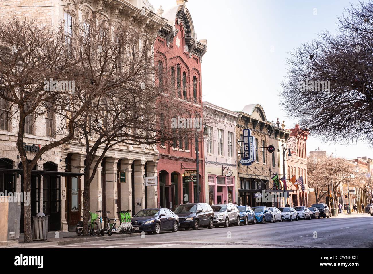 Austin, Texas - 22 febbraio 2024: Vista sulla storica Sixth Street, famosa per i suoi numerosi bar di musica dal vivo nel centro di Austin, Texas Foto Stock