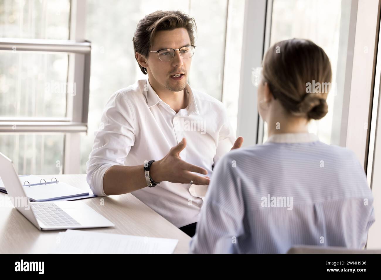 Il responsabile vendite convince il cliente ad acquistare servizi, condividere informazioni, consulenza Foto Stock