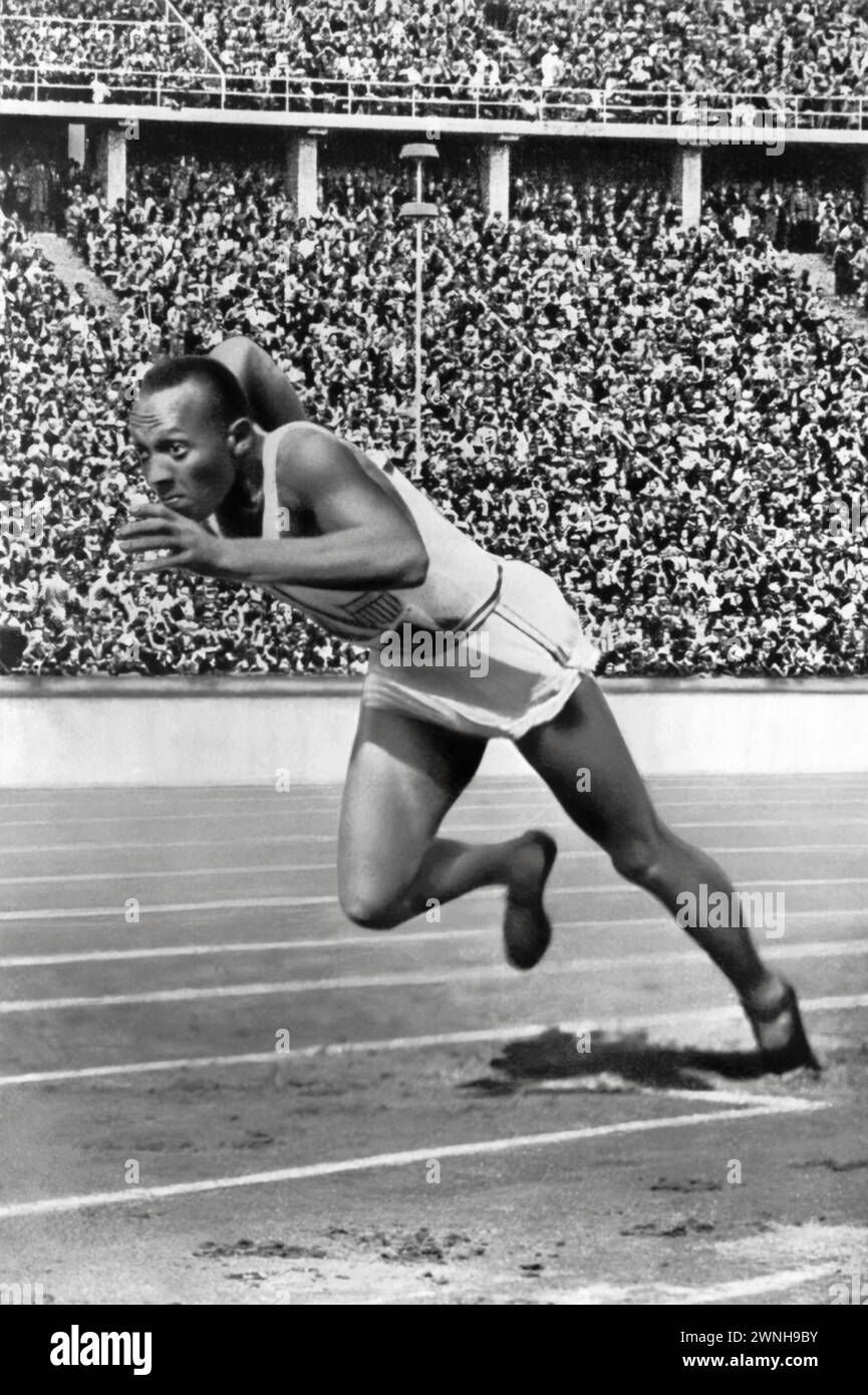 Jesse Owens all'inizio della gara dei 200 metri (per la quale ha vinto una medaglia d'oro) durante le Olimpiadi estive del 1936 a Berlino, in Germania. Foto Stock