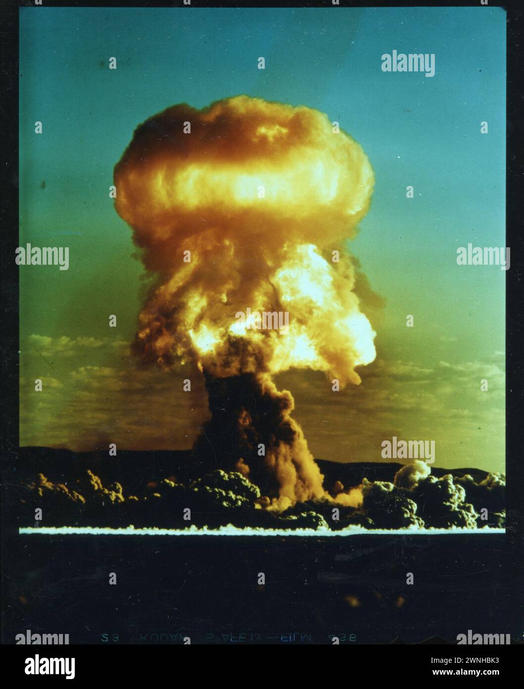Progetto 30-65 - operazione Plumbob (Nevada test Site) detonazione: OWENS Fireball/nuvola, vista dal suolo. Photographs of Atmospheric Nuclear Testing at Nevada test Sites, 1946 - 1962 Foto Stock