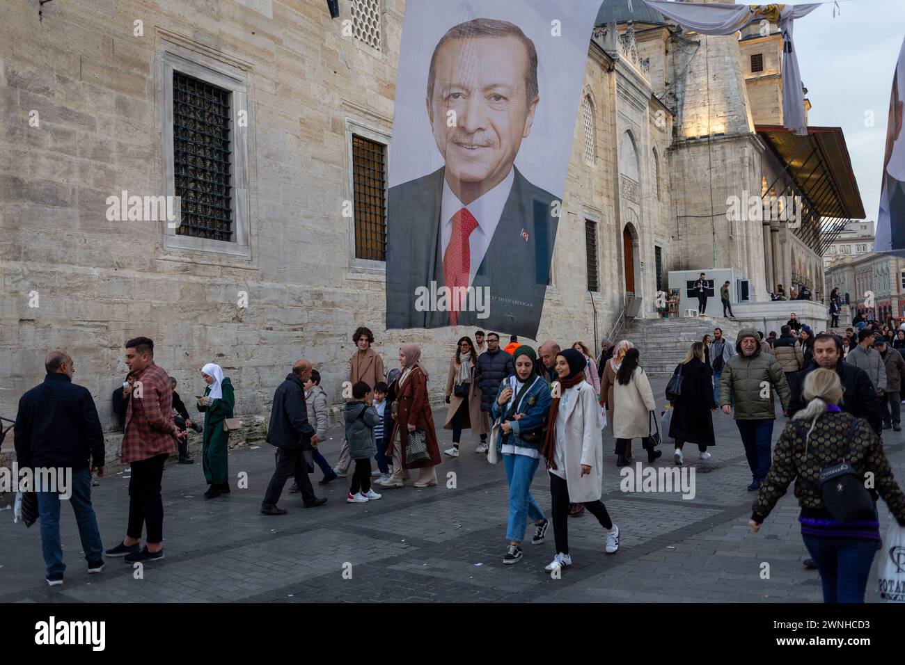 2 marzo 2024: Istanbul, Turchia: Nonostante non sia candidato alle elezioni locali, i manifesti della grande campagna elettorale del presidente Recep Tayyip Erdogan possono essere visti per le strade di Istanbul perché ha rotto la sua neutralità e sostenuto il candidato Murat Kurum. Le elezioni amministrative, cioè le elezioni municipali a Istanbul e in tutta la Turchia, si terranno domenica 31 marzo 2024. (Credit Image: © Tolga Ildun/ZUMA Press Wire) SOLO PER USO EDITORIALE! Non per USO commerciale! Foto Stock