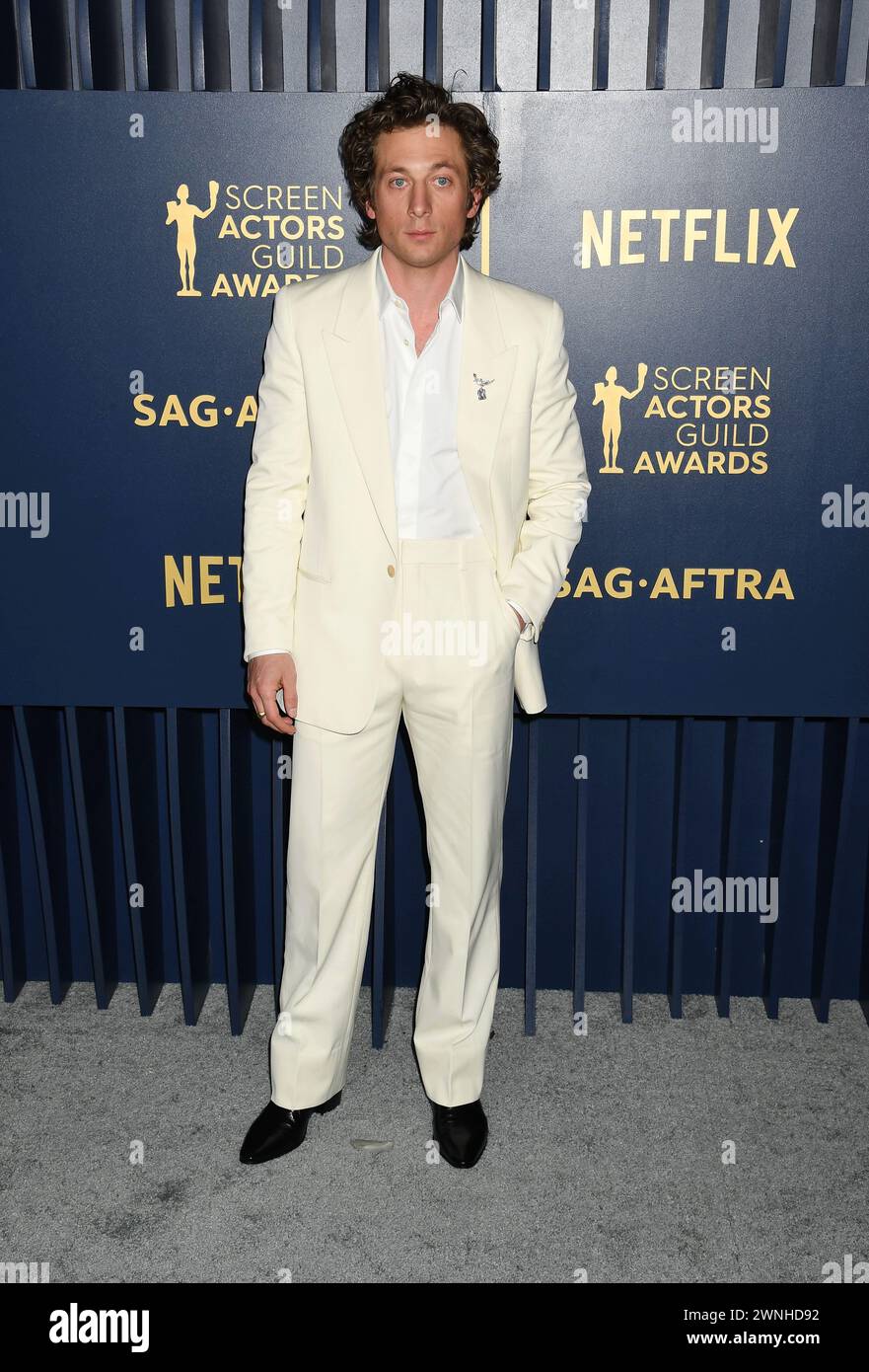 LOS ANGELES, CALIFORNIA - 24 FEBBRAIO: Jeremy Allen White partecipa al 30° Annual Screen Actors Guild Awards allo Shrine Auditorium e Expo Hall il prossimo febbraio Foto Stock