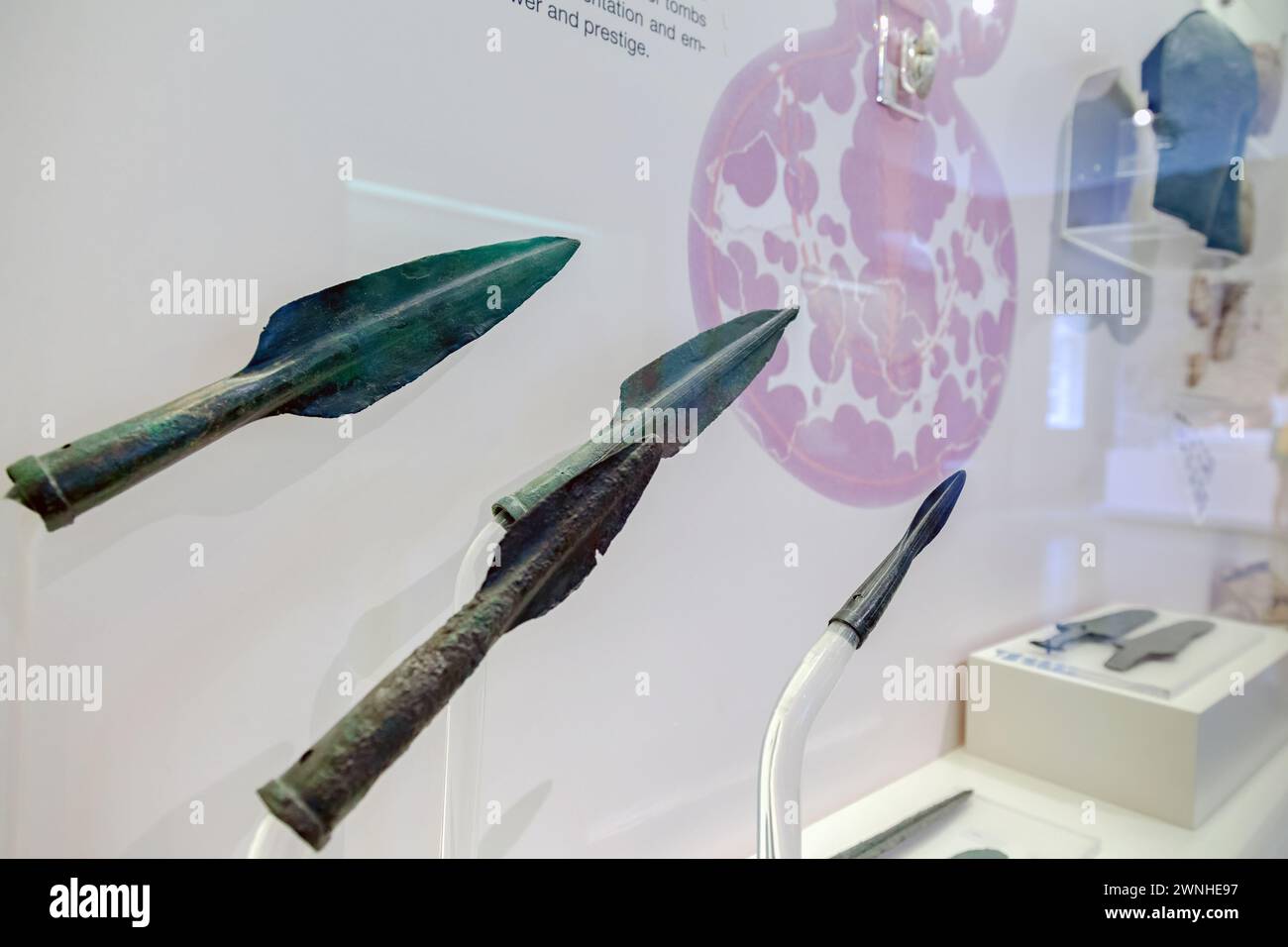 Tre teste di lancia di bronzo greche dell'età del bronzo, esposte al Museo Archeologico di Nauplia, in Grecia, Europa. Foto Stock