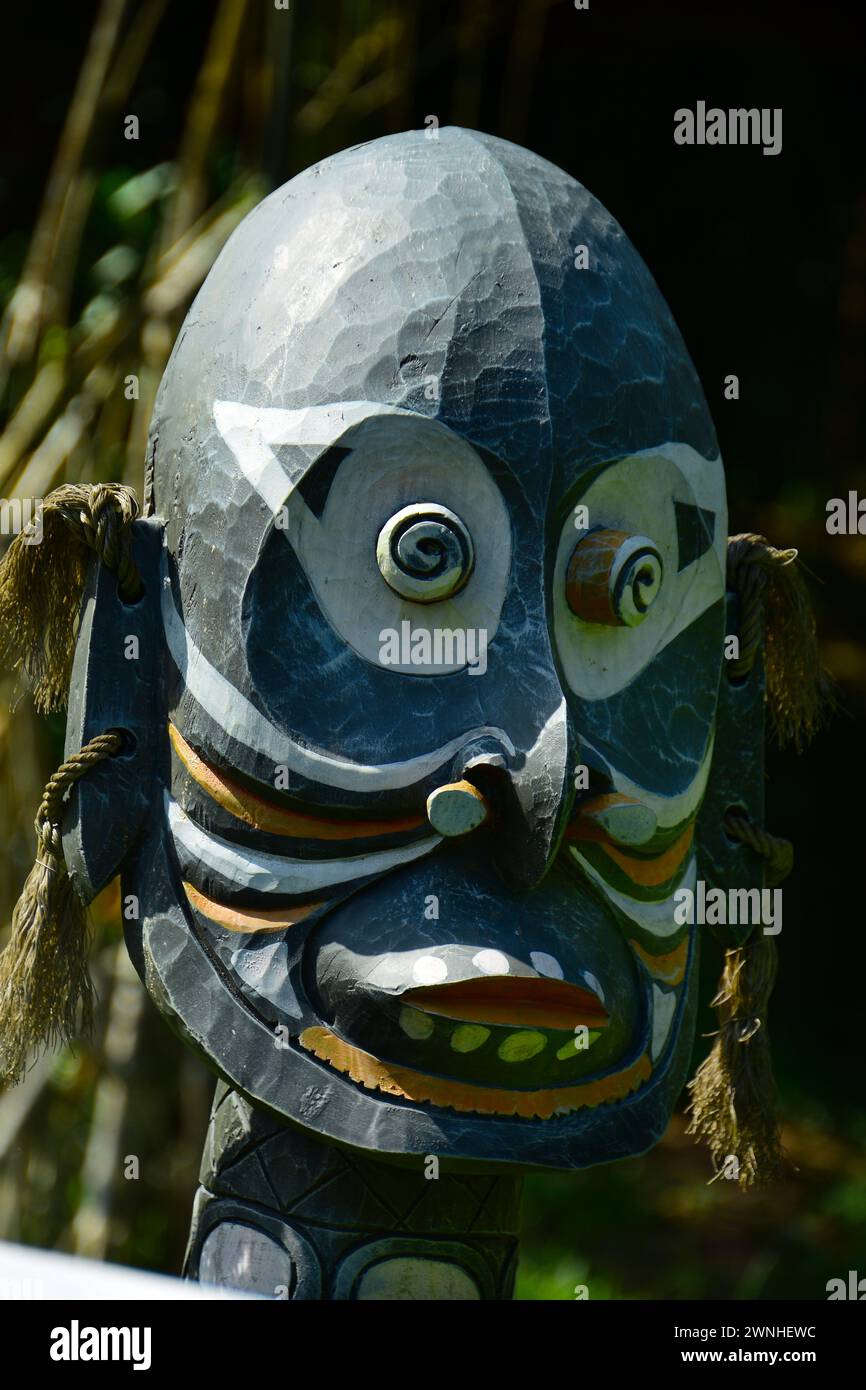 Singapore, 26 gennaio 2024. Oceania Collection maschera in legno in un parco pubblico. Foto Stock