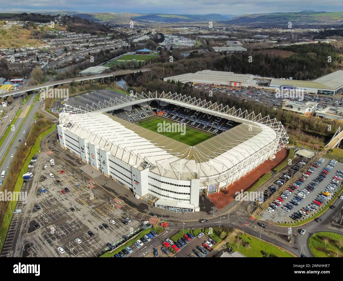 Swansea, Galles, Regno Unito. 2 marzo 2024. Vista aerea generale dello stadio del Swansea.com, sede della squadra inglese dello Swansea City FC e del club gallese di rugby Ospreys. Crediti fotografici: Graham Hunt/Alamy Live News Foto Stock