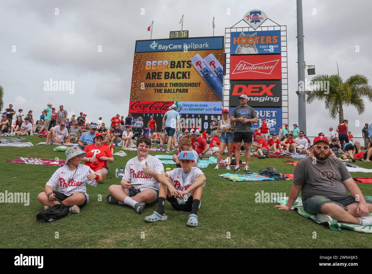 Clearwater, Florida, Stati Uniti. 2 marzo 2024. I tifosi si siedono sulla collina a Centerfield per assistere a una partita di allenamento primaverile della MLB tra i Philadelphia Phillies e i Minnesota Twins il 2 marzo 2024 al BayCare Ballpark. I Phillies batterono i Twins per 3-2. (Credit Image: © Kim Hukari/ZUMA Press Wire) SOLO PER USO EDITORIALE! Non per USO commerciale! Foto Stock