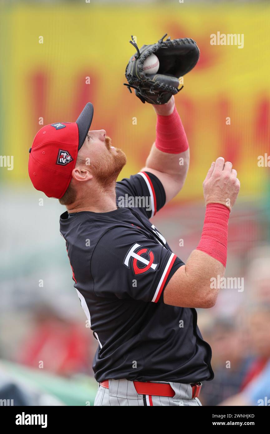 Clearwater, Florida, Stati Uniti. 2 marzo 2024. Il ricevitore dei Minnesota Twins Brian o'Keefe (62) riceve un segnale prima di una partita di allenamento primaverile della MLB contro i Philadelphia Phillies il 2 marzo 2024 al BayCare Ballpark. I Phillies batterono i Twins per 3-2. (Credit Image: © Kim Hukari/ZUMA Press Wire) SOLO PER USO EDITORIALE! Non per USO commerciale! Foto Stock