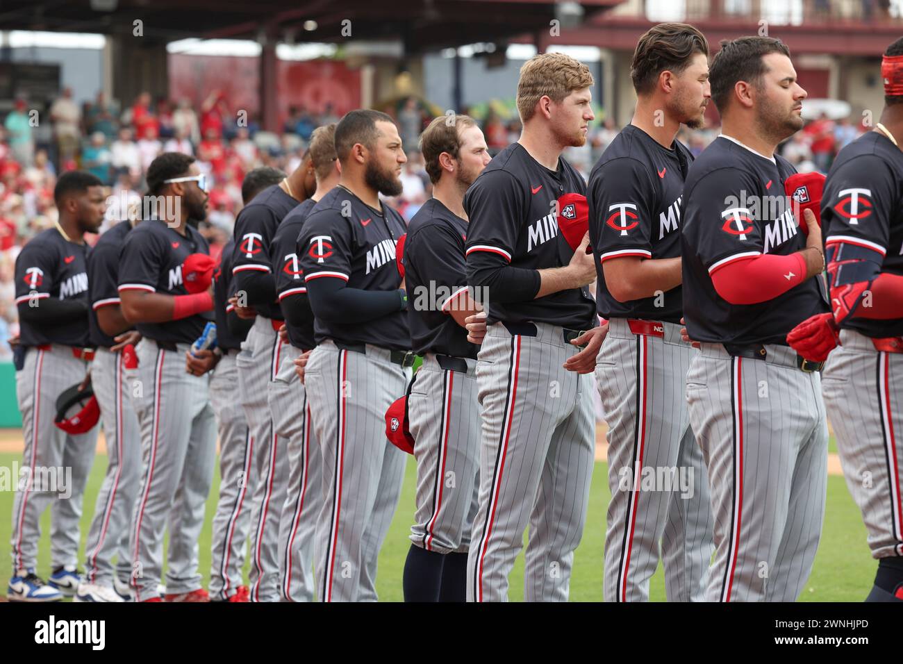 Clearwater, Florida, Stati Uniti. 2 marzo 2024. I Minnesota Twins durante il canto dell'inno nazionale durante una partita di allenamento primaverile della MLB contro i Philadelphia Phillies il 2 marzo 2024 al BayCare Ballpark. I Phillies batterono i Twins per 3-2. (Credit Image: © Kim Hukari/ZUMA Press Wire) SOLO PER USO EDITORIALE! Non per USO commerciale! Foto Stock