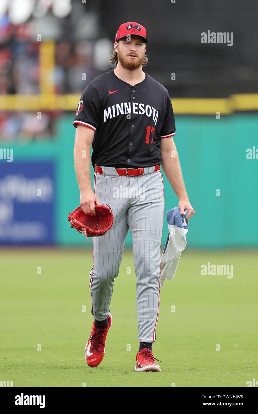 Clearwater, Florida, Stati Uniti. 2 marzo 2024. Il lanciatore titolare dei Minnesota Twins Bailey Ober (17) cammina fino al dugout prima di una partita di allenamento primaverile della MLB, i Philadelphia Phillies il 2 marzo 2024 al BayCare Ballpark. I Phillies batterono i Twins per 3-2. (Credit Image: © Kim Hukari/ZUMA Press Wire) SOLO PER USO EDITORIALE! Non per USO commerciale! Foto Stock