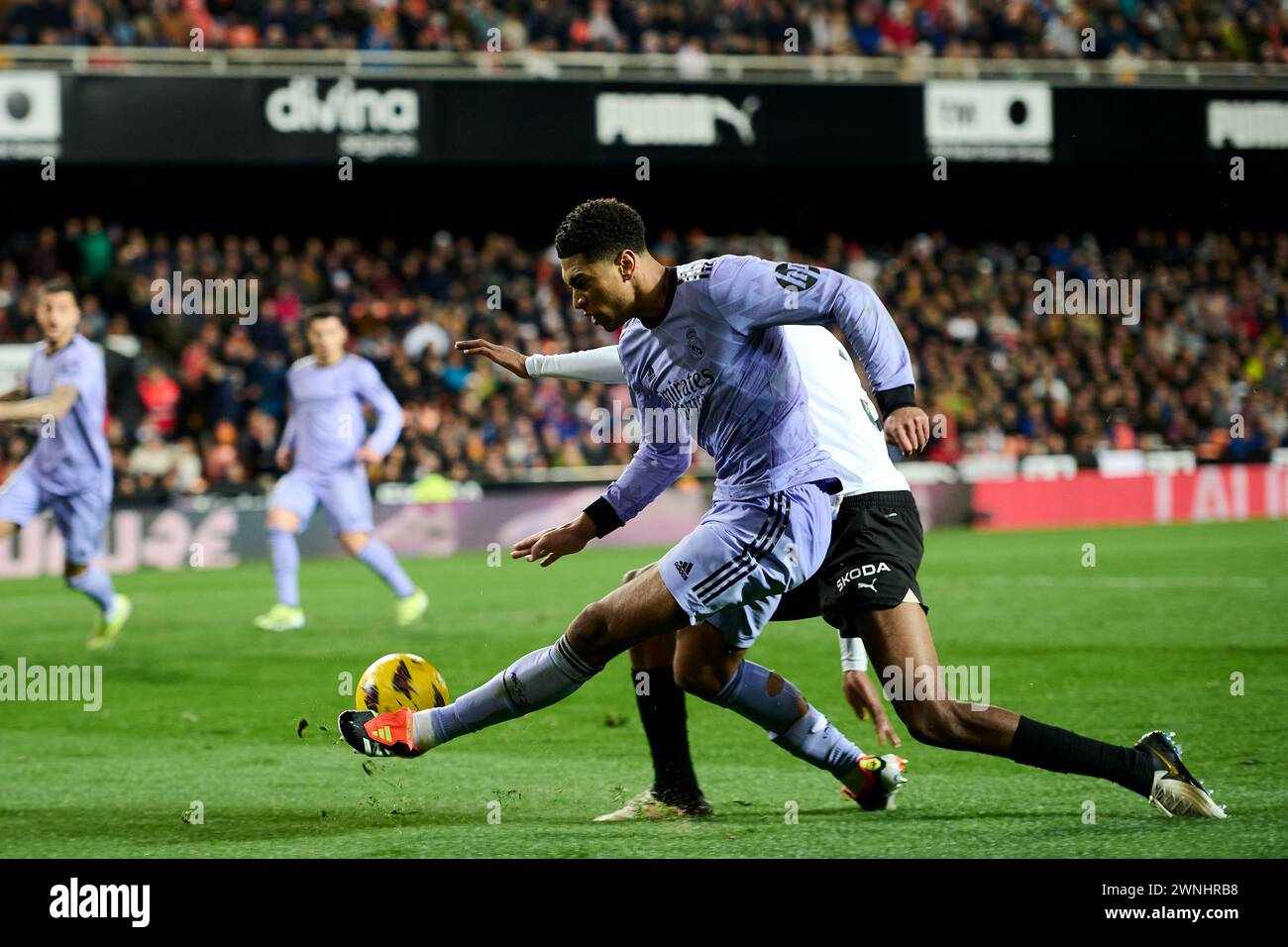 Jude Bellingham del Real Madrid, Cristhian Mosquera di Valencia CF in azione durante la Liga EA Sport Regular Season Round 27 il 2 marzo 2024 a me Foto Stock