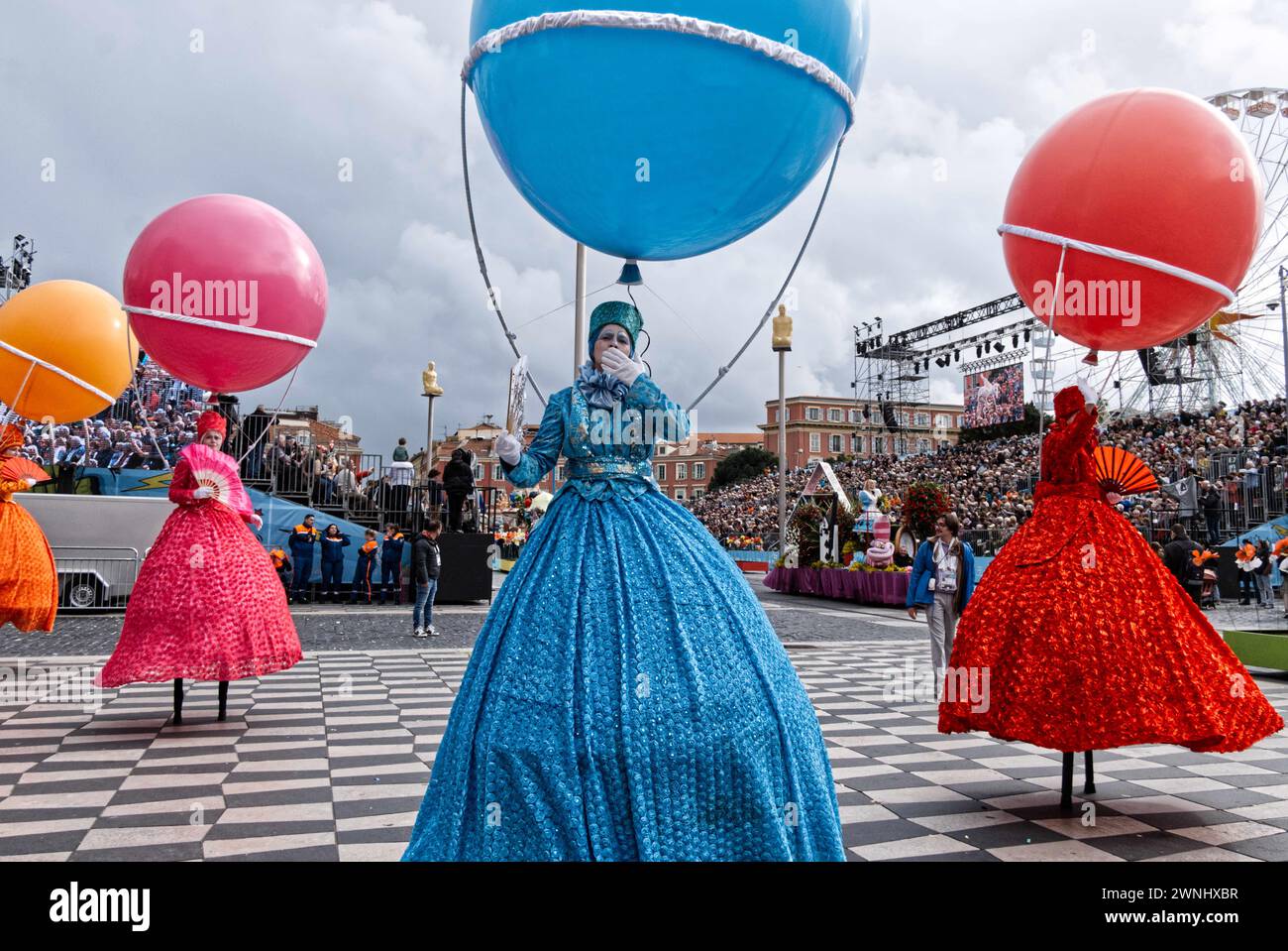 Bene, Francia. 2 marzo 2024. Attrici si esibiscono durante il Carnevale di Nizza 2024 a Nizza, Francia, 2 marzo 2024. Il Carnevale di Nizza 2024 si svolge qui dal 17 febbraio al 3 marzo con il tema "il re della cultura pop". Crediti: Serge Haouzi/Xinhua/Alamy Live News Foto Stock