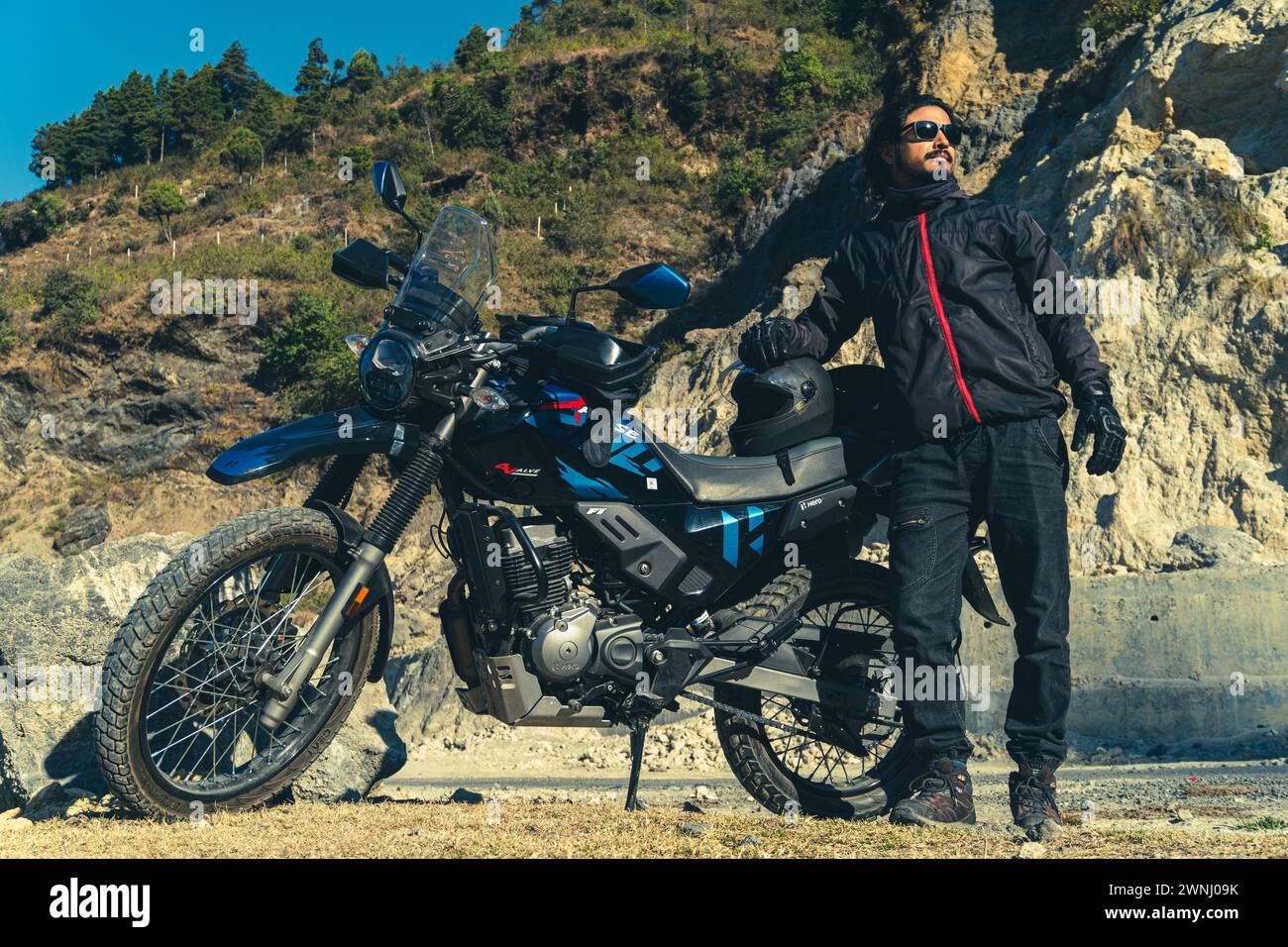 Dal 13 al 2024 febbraio, Dehradun City Uttarakhand India. Adventure Rider con moto a Uttarakhand Hills, India Foto Stock