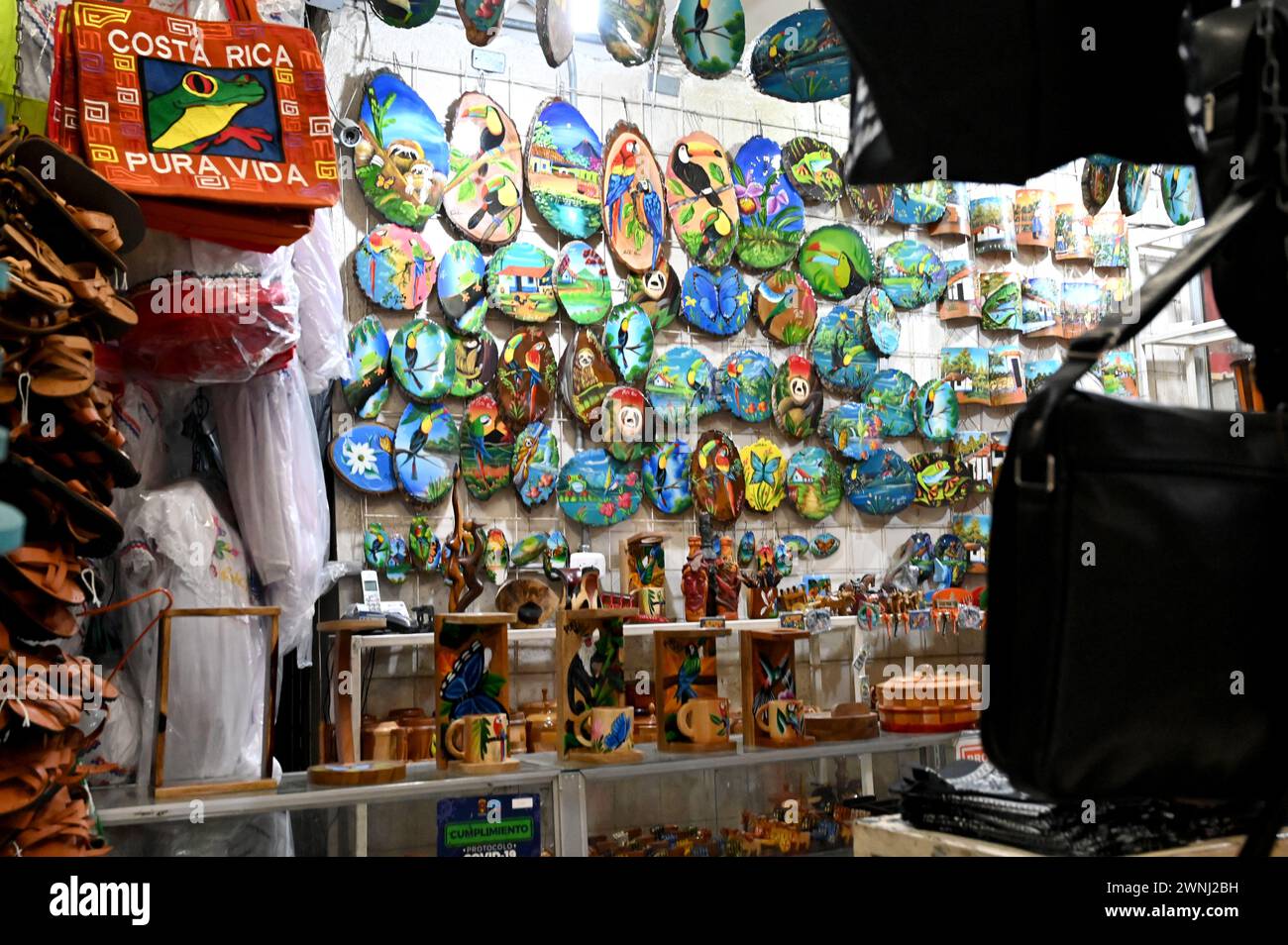 SAN JOSE, COSTA RICA: Le bancarelle del mercato centrale di San José sono piene di un'ampia varietà di merci e prodotti alimentari da tutto il paese. Foto Stock